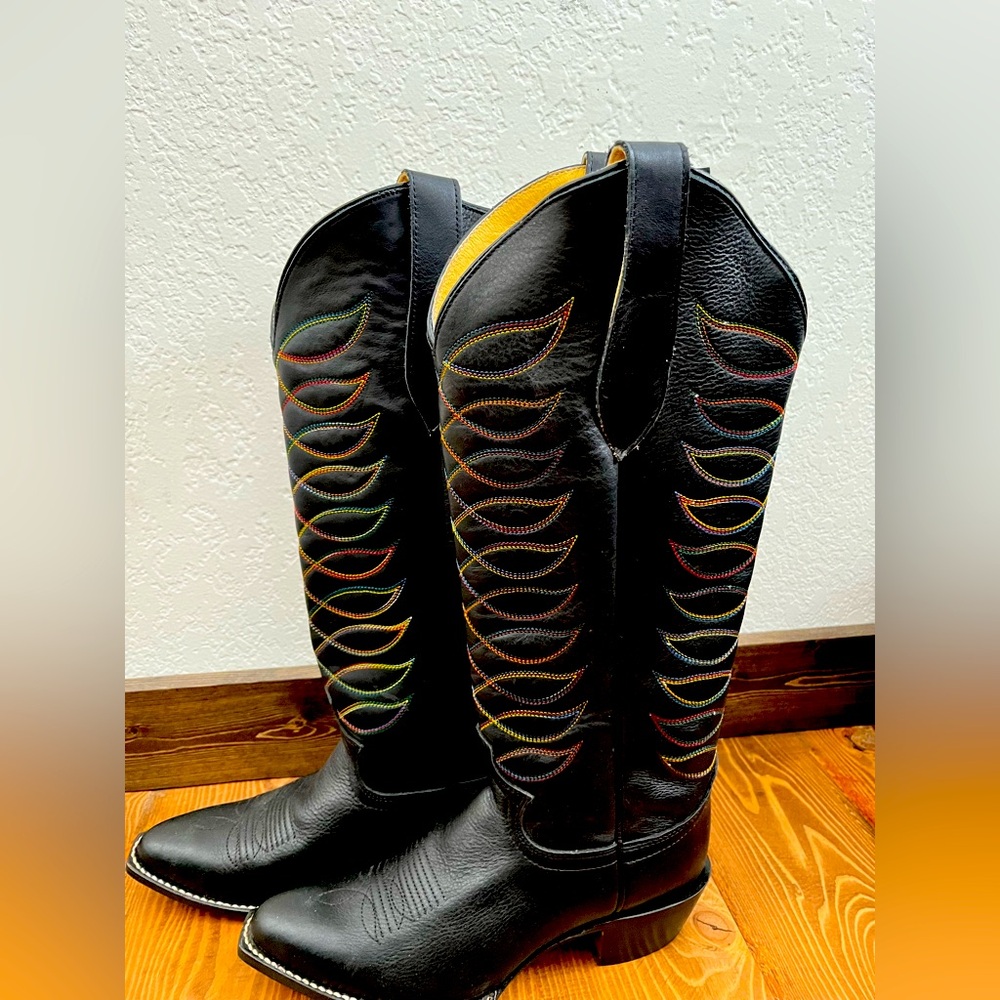 Justin Women’s Western Boot. Whitley 15” Size 7, Medium round toe, Heel 1-5/8”.